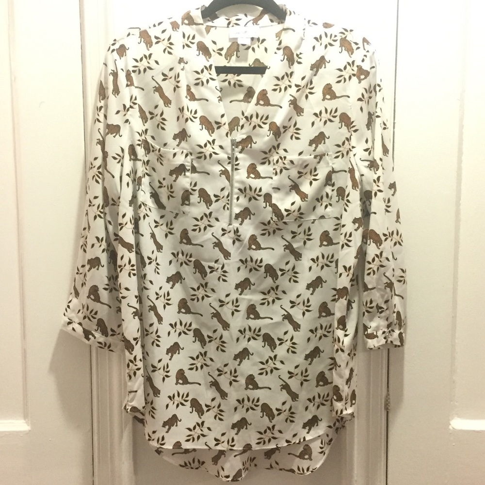 ❤Ivory cat leopard print blouse Jaclyn Smith large